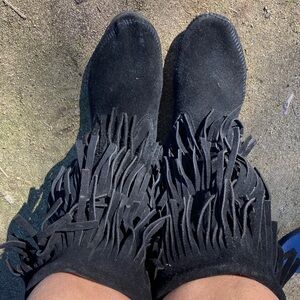 Minnetonka fringe calf moccasins black suede 10